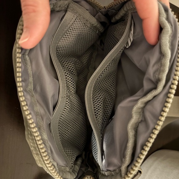 Compact Green Crossbody Bag with Durable Fabric and Adjustable Strap - Picture 2 of 4